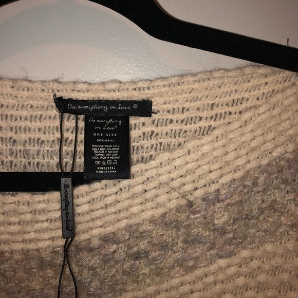 Do everything in love Shaw /poncho - Picture 5 of 5